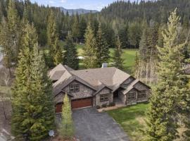 Beautiful Priest Lake Home on the Golf Course, hotel amb aparcament a Vans Corner