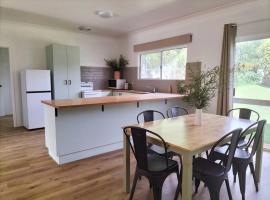 Spacious, Modern & Central, holiday home in Atherton