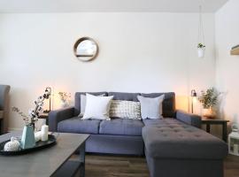 Stylish & Renovated Modern Farmhouse Boutique Apt, hotel bajet di Gainesville