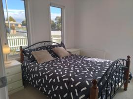 Self contained guest suite, hotel with parking in Oatlands
