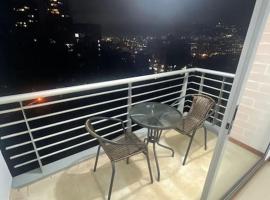 Apartamento en el poblado con vista ala ciudad, hotel med parkering i Medellín