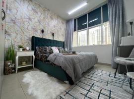 Park view bedroom in family apartment، بيت عطلات شاطئي في الشارقة