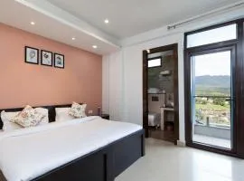 Tulip 3BHK by Wabi Sabi Stays with Private Balcony