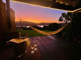 Moonriver Cottage, Prime Lagoon Views & Solar Power, hotel v destinaci Knysna