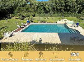 Belle villa provençale dans un parc paysagé avec piscine et sauna, casa o chalet en Grans