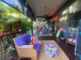 Hallorans Hill Holiday Home, hotel keluarga di Atherton