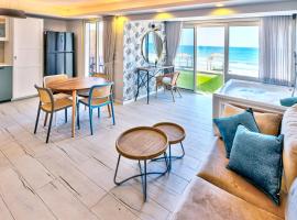 בית חוף מושלם עם גקוזי ומרפסת - Beachside Bliss W jacuzzi, khách sạn ở Haifa