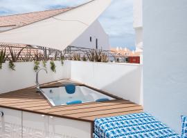APARTMENT WITH PRIVATE JACUZZI and TERRACE IN LOS CHRISTIANOS, hotel in Los Cristianos