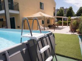 Casa Tiziana con ampio patio e parcheggio riservato, hôtel à Albenga