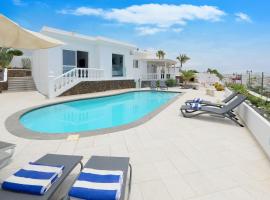 Luxury Puerto Del Carmen Villa - 4 Bedrooms - La Perla Modern Furnishings Stunning Sea Views, viešbutis mieste Tiasas