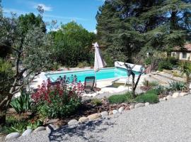 Villa-piscine privative en Haute Provence, hotel na may parking sa Oraison