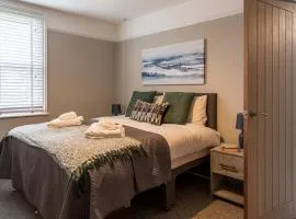 Comfortable 5-Bedroom House in Cheltenham