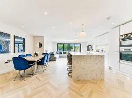 Modern 3 bed Entire House, Gym & Underfloor Heating อพาร์ตเมนต์ในHersham