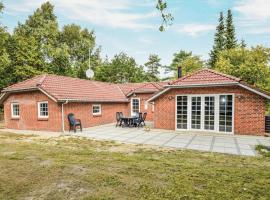 Stunning Home In Blvand With 4 Bedrooms, Sauna And Wifi, vacation home in Ho