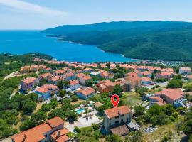 Awesome Home In Rabac With 4 Bedrooms, Wifi And Outdoor Swimming Pool, hotel v mestu Rabac