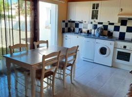 Bright house with garden in Sables-d'Olonne, haustierfreundliches Hotel in Les Sables-dʼOlonne