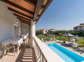 Villa Esea: Poolside Paradise & Relaxing Retreats, apartment in Vilanija