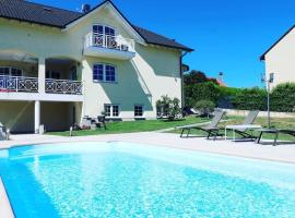 Komplette Luxuriöse Villa mit fantastischer Aussicht 1000 qm Garten 10 min nach Saarbrücken, koča v mestu Oeting