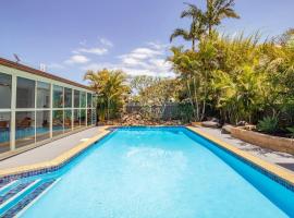 'Villa Mayakoba' Tropical Oasis with Pool and Cabana, casa de campo em Caves Beach