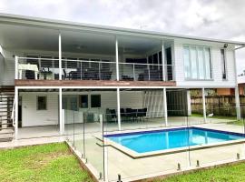 'Perfect Pool House' Idyllic Tropical Retreat, semesterhus i Edge Hill