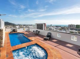 Coastal Chic in Heart of Cairns with Rooftop Pool, hotel con jacuzzi en Cairns