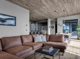 Luxurious 4BR Summerhouse with Hot Tub and Sauna, casa de campo em Selfoss