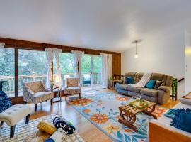 Spacious Lake Forest Park Home with Deck!, hotel v mestu Lake Forest Park