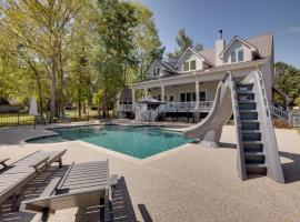 Lake Livingston Paradise Outdoor Pool with Slide!: Coldspring şehrinde bir villa