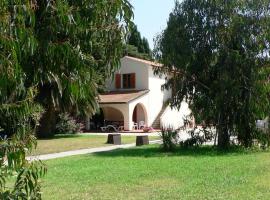 A semi detached bungalow with AC near the coast of Tuscany, хотел в La Caduta