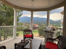 Mountain View Vacation Villa Main Floor Unit, No Stairs: Fairmont Hot Springs şehrinde bir daire
