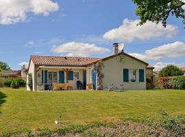 Villa with garden near beautiful golf course, vacation home in Vasles