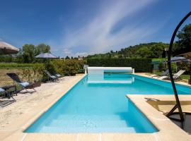 Attractive holiday home with shared pool in the Luberon, hotel v destinaci Gargas