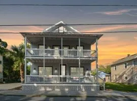 Peaceful Porch Perfect Downtown Retreat