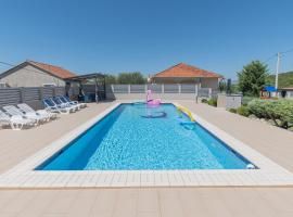 Spacious villa for 10 with a big private pool, hôtel à Trilj