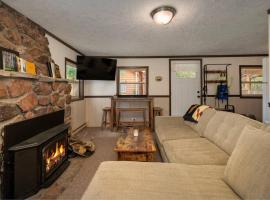Grand Lake Cabin with Nearby Lake Access - Pet Friendly, hotel in Grand Lake