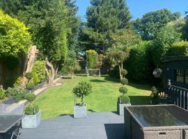 Beautiful Little Bungalow, Indoor Fireplace, & Bar, bungalow em Ash