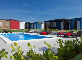 Modern chalet with 2 bathrooms and a veranda 16km from Umag, cabin in Novigrad Istria