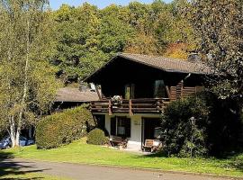 Cozy chalet with fireplace located in wooded area, puhkemajutus sihtkohas Schönecken