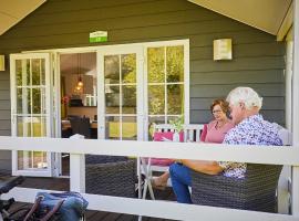 Cozy lodge with a dishwasher at a holiday park in the Achterhoek, glamping site in Brinkheurne