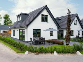 Beautiful holiday home with lots of space in a holiday park near Alkmaar, vakantiehuis in Hensbroek