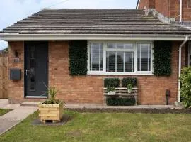Modern 2 bedroom Bungalow near Bath