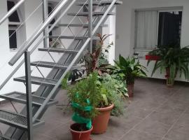 Departamento centrico monoambiente 1er piso nuevo sencillo Av Belgrano D5, appartement à Marcos Juárez