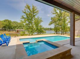 Upscale Home on Cedar Creek Pool, Hot Tub and Views, casa a Malakoff