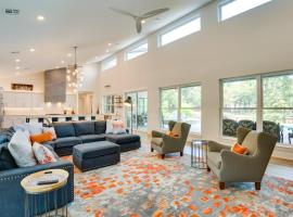 Fire Pit, Pool! Family Malakoff Gem on Cedar Creek、Malakoffのホテル