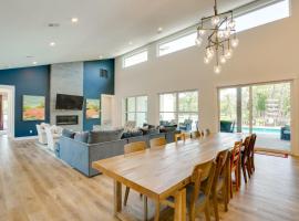 Relax Fireside! Waterfront Malakoff Home with Pool、Malakoffのホテル