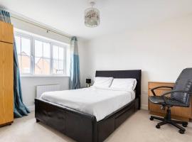 Double bedroom with a private bathroom, hotel with parking in Woodplumpton