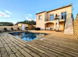 Villa avec piscine à Portiragnes, hotel amb aparcament a Portiragnes