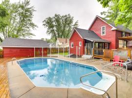 South Haven Oasis - Private Hot Tub, Pool and Grill!، مكان عطلات للإيجار في ساوث هافن