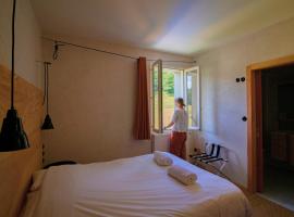 Hostel Quartier Libre, hôtel à Saint-Jean-en-Royans près de : Combe