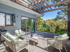 Beach Meets Bush at Expansive Treetop Oasis, hotel med parkering i Merewether